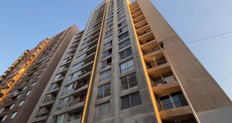 Menor de 4 años muere tras caer desde piso 12 de edificio en Santiago