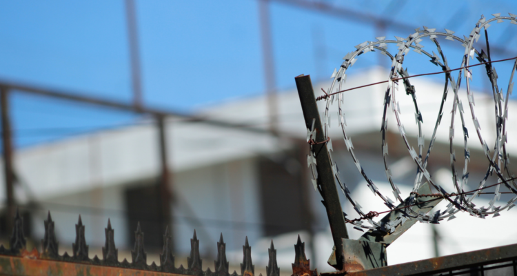 Interior de cárcel por prisión preventiva para acusado por incdendios en Quilleco