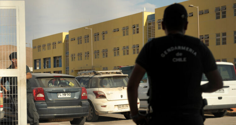 Fiscalía investiga muerte de dos internos en Cárcel de Alto Hospicio: un tercero está en riesgo vital