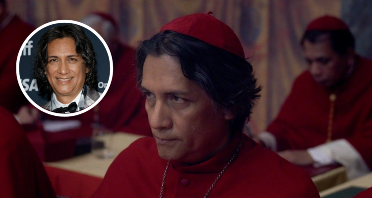 Carlos Diehz, personificando al cardenal Vincent Benitez en Cónclave.