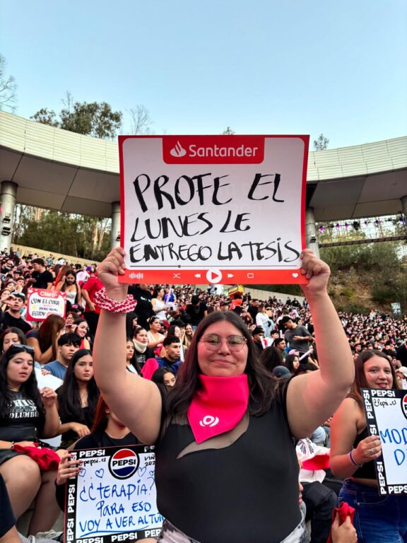 "Ven a comer completos a Talca": los carteles más llamativos de la quinta noche del Festival de Viña