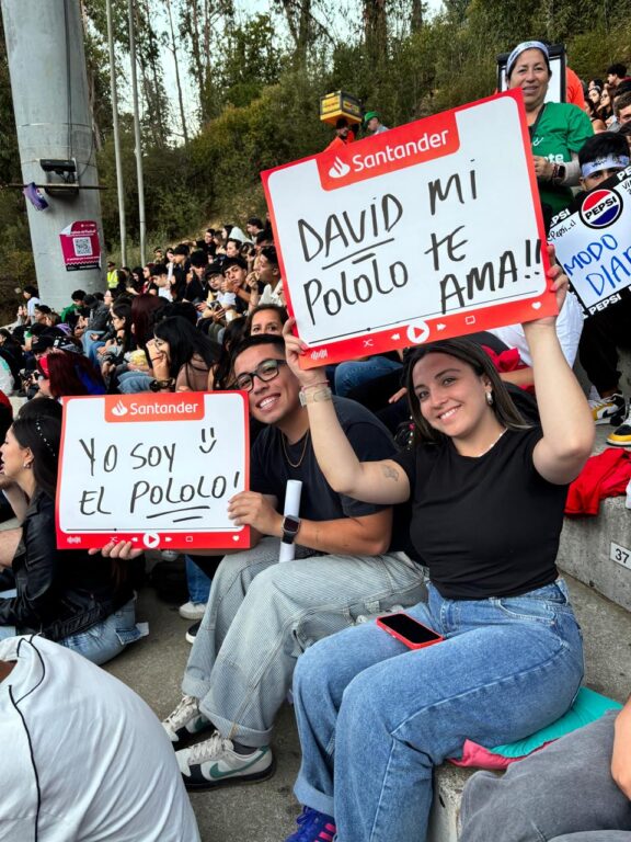 "Ven a comer completos a Talca": los carteles más llamativos de la quinta noche del Festival de Viña