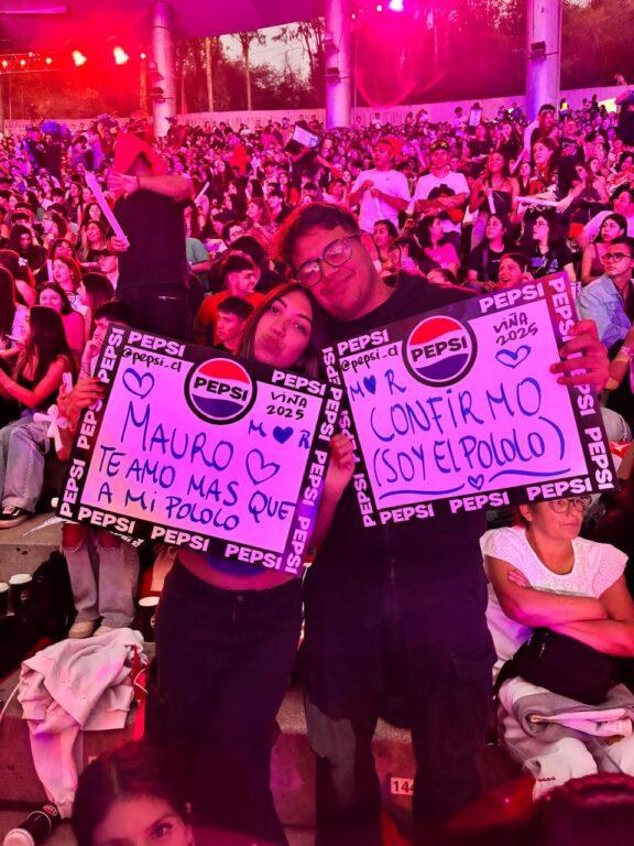 "Ven a comer completos a Talca": los carteles más llamativos de la quinta noche del Festival de Viña