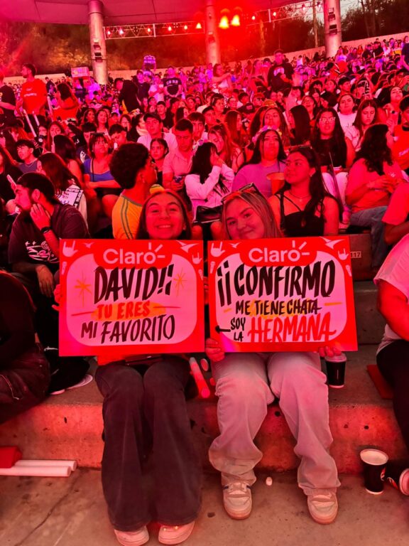 "Ven a comer completos a Talca": los carteles más llamativos de la quinta noche del Festival de Viña