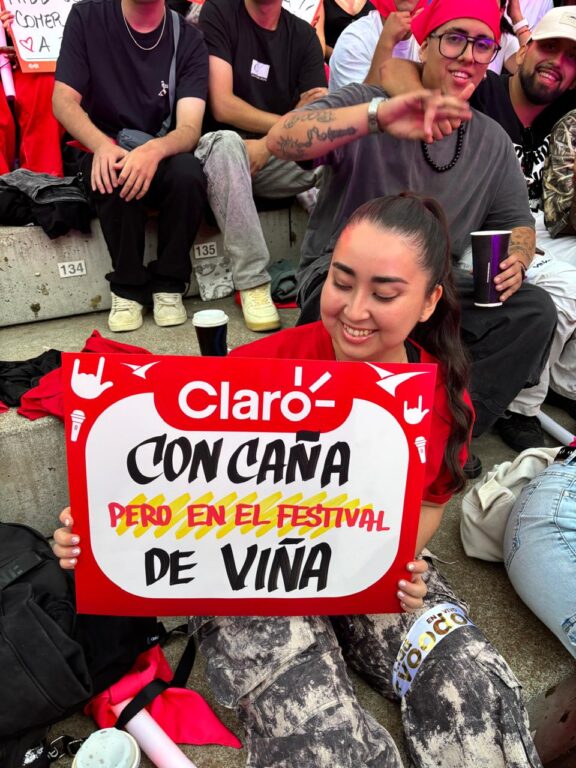 "Ven a comer completos a Talca": los carteles más llamativos de la quinta noche del Festival de Viña