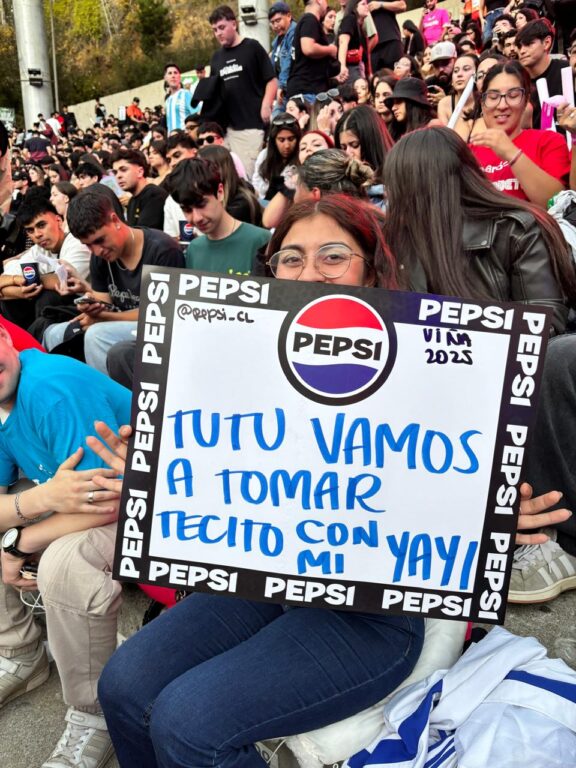 "Ven a comer completos a Talca": los carteles más llamativos de la quinta noche del Festival de Viña