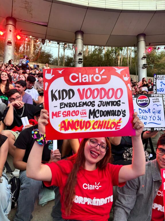 "Ven a comer completos a Talca": los carteles más llamativos de la quinta noche del Festival de Viña