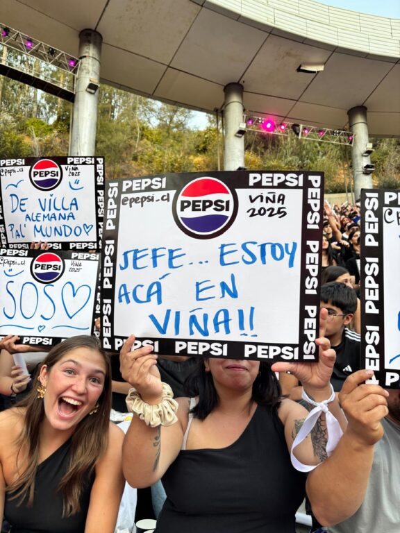 "Ven a comer completos a Talca": los carteles más llamativos de la quinta noche del Festival de Viña