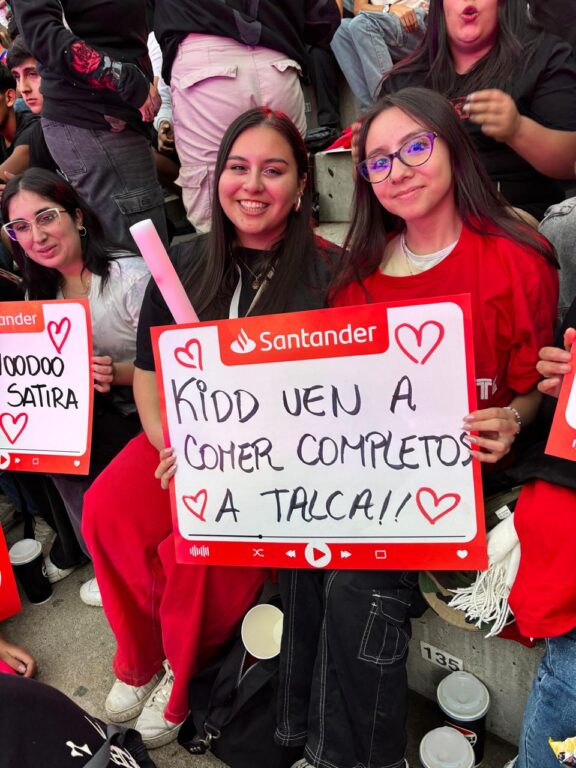 "Ven a comer completos a Talca": los carteles más llamativos de la quinta noche del Festival de Viña