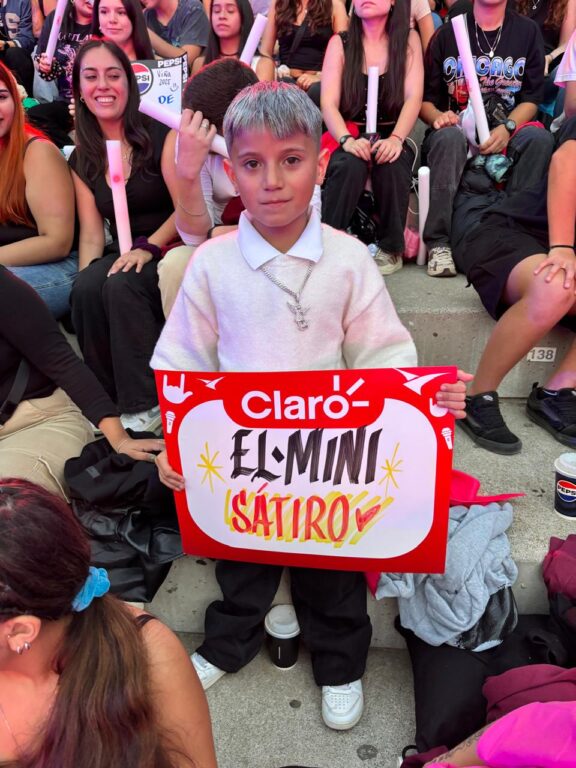 "Ven a comer completos a Talca": los carteles más llamativos de la quinta noche del Festival de Viña