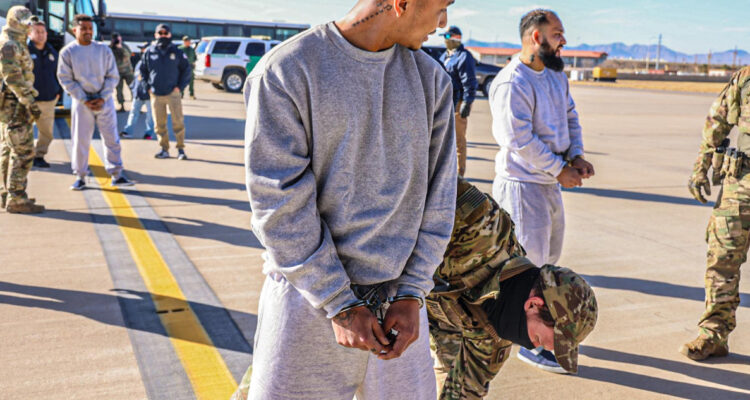 Casa Blanca asegura que migrantes enviados a Guantánamo serían miembros del Tren de Aragua