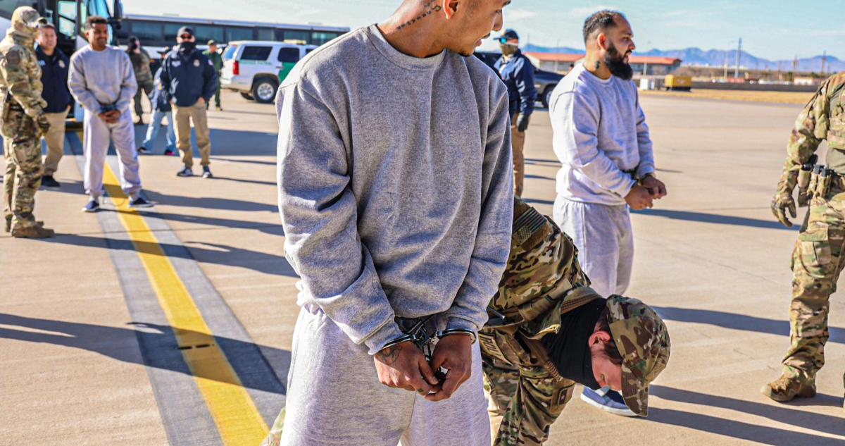 Casa Blanca asegura que migrantes enviados a Guantánamo serían miembros del Tren de Aragua