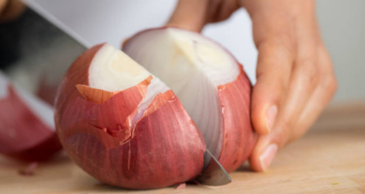 ¿Cómo picar cebolla sin llorar?: dos sencillos trucos que te pueden salvar en la cocina