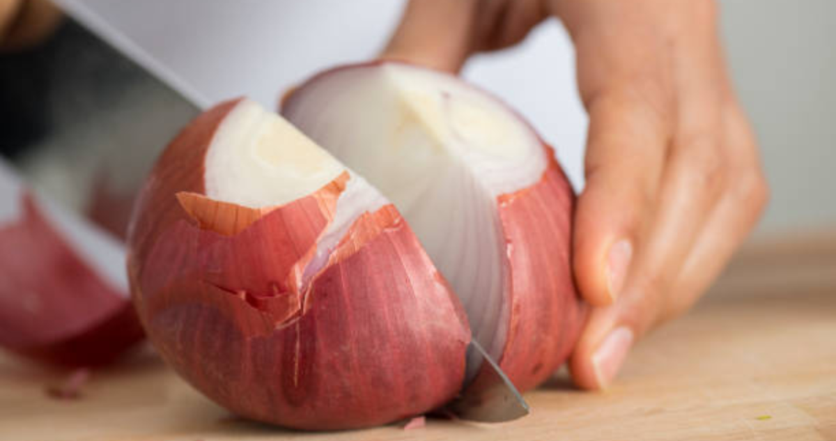 ¿Cómo picar cebolla sin llorar?: dos sencillos trucos que te pueden salvar en la cocina