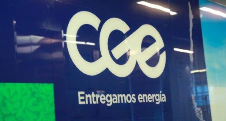 La multimillonaria diferencia entre Enel y CGE que llevó al Sernac a demandar a la empresa china