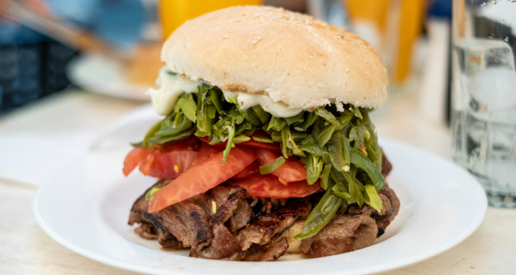 Este lunes es el Día del Chacarero: conoce cómo preparar este tradicional “sanguche” chileno