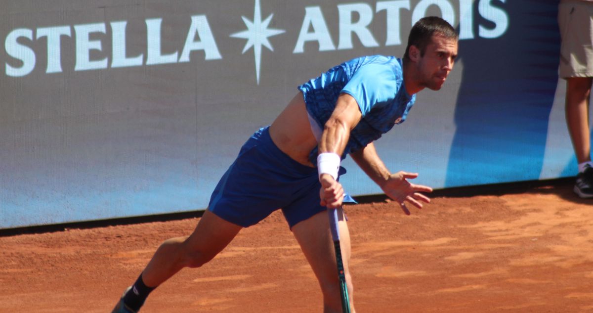 Laslo Djere reconoce mejora en canchas del Chile Open, pero remarca que aún falta trabajos, especialmente durante el desarrollo de los partidos