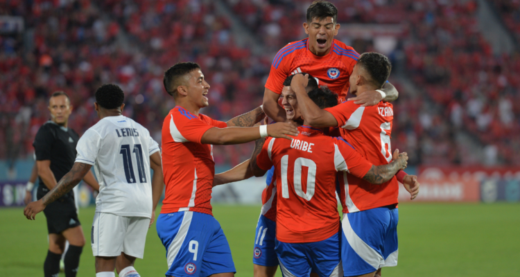La Roja está golpeando a Panamá con goles de Nicolás Guerra y Ariel Uribe.