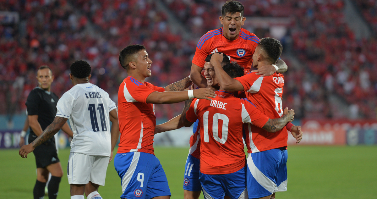 La Roja está golpeando a Panamá con goles de Nicolás Guerra y Ariel Uribe.