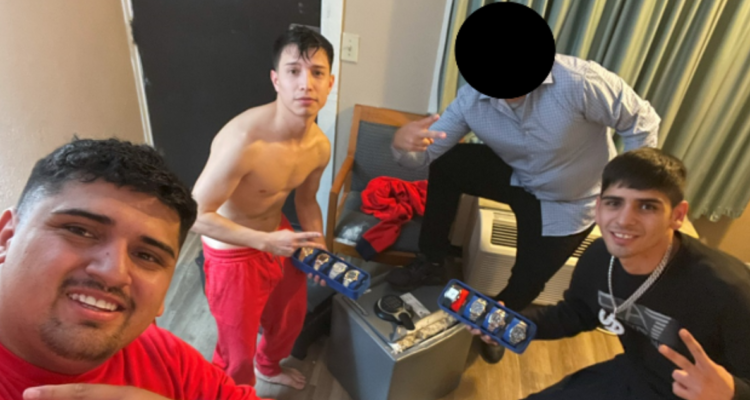 Chilenos posando con los objetos robados en la casa de un deportista en EEUU