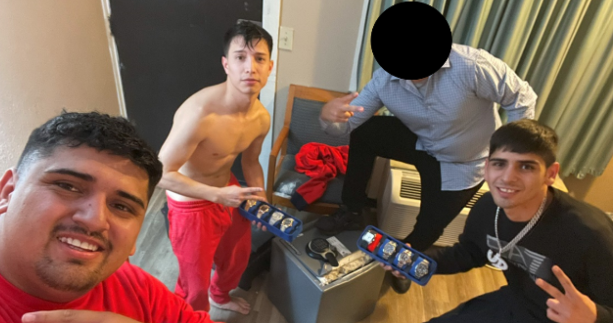 Chilenos posando con los objetos robados en la casa de un deportista en EEUU