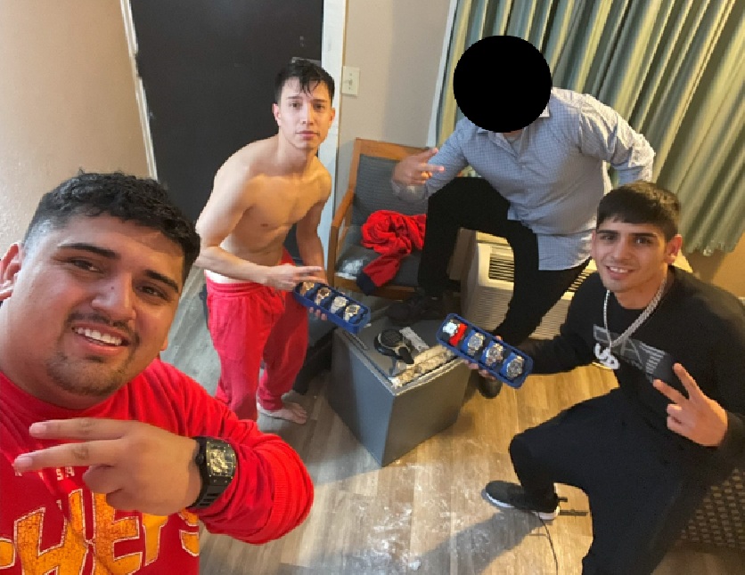 Chilenos posando con los objetos robados en la casa de un deportista en EEUU