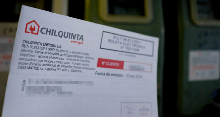 Chilquinta compensará a casi 90 mil hogares en acuerdo con Sernac por cortes de luz en agosto de 2024