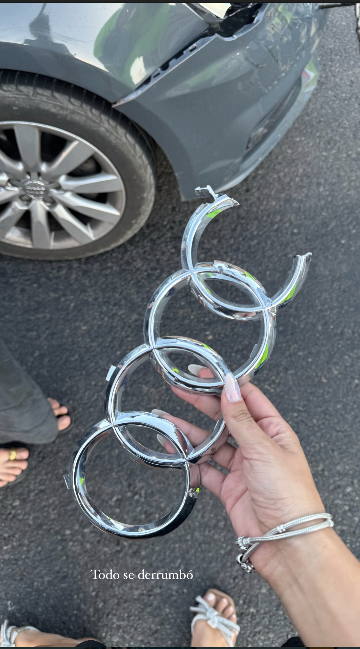 Guarén con el emblema de su auto Audi