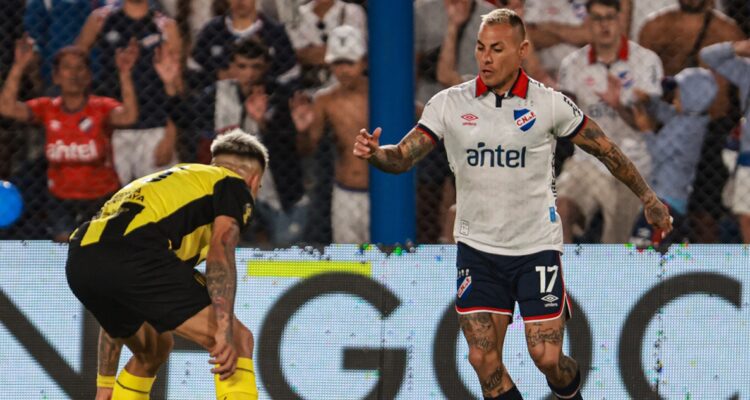Eduardo Vargas sumó primeros minutos con Nacional y ante Peñarol.