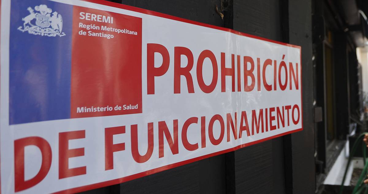 Cierran local de sushi por intoxicación de 44 personas en Lo Barnechea: adolescente está hospitalizado
