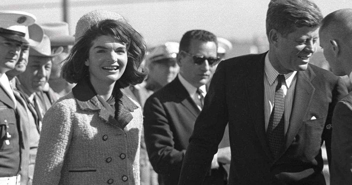 Clin Hill al centro, detrás de Jacqueline Kennedy y John F. Kennedy 