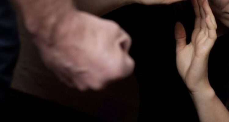 15 años de cárcel para sujeto que maltrató por 18 años a pareja: casi la mata y la tuvo secuestrada