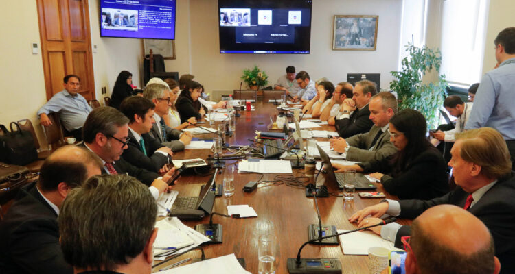 Expertos exponiendo ante una comisión parlamentaria. La declaración de intereses puede evitar conflictos y aportar a la transparencia del trabajo legislativo