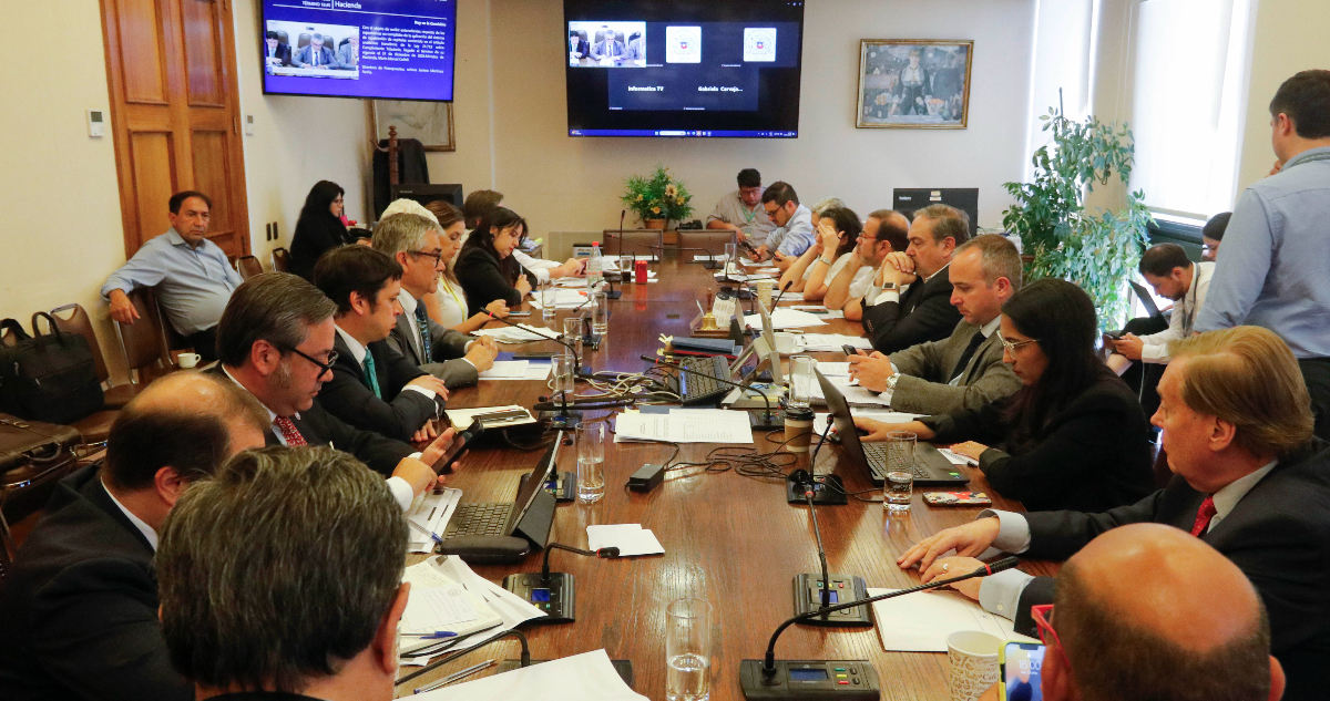 Expertos exponiendo ante una comisión parlamentaria. La declaración de intereses puede evitar conflictos y aportar a la transparencia del trabajo legislativo