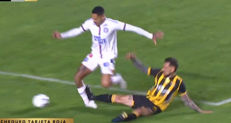 Boliviano Ursino fue expulsado en Copa Libertadores por brutal planchazo.