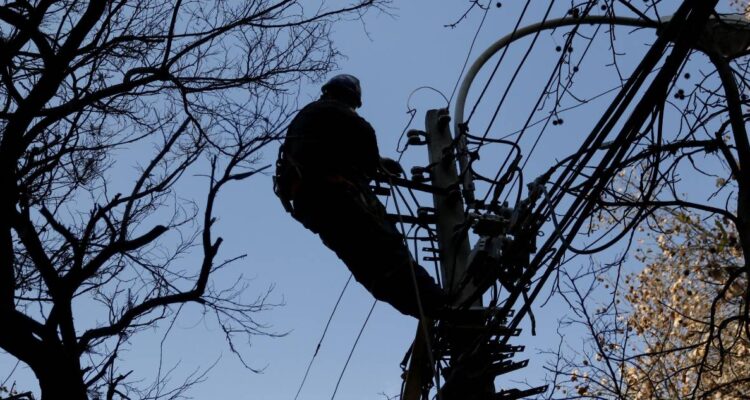 Nuevo corte de luz afecta a 29 mil clientes en la región Metropolitana