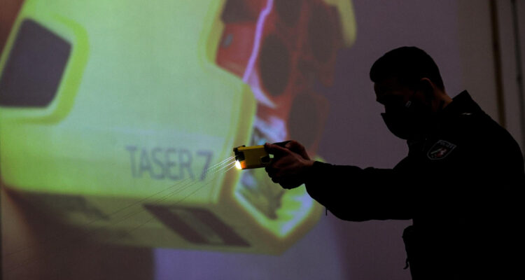 Organizaciones de DDHH cuestionan que Carabineros utilice pistolas taser para casos de VIF