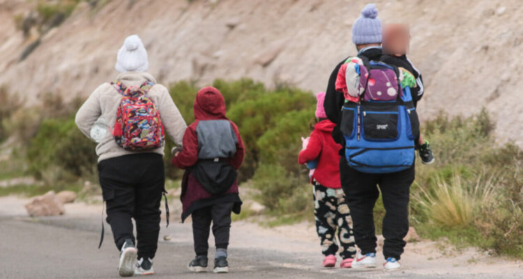 Defensoría de la Niñez acusa falta de condiciones humanitarias para menores migrantes en Colchane