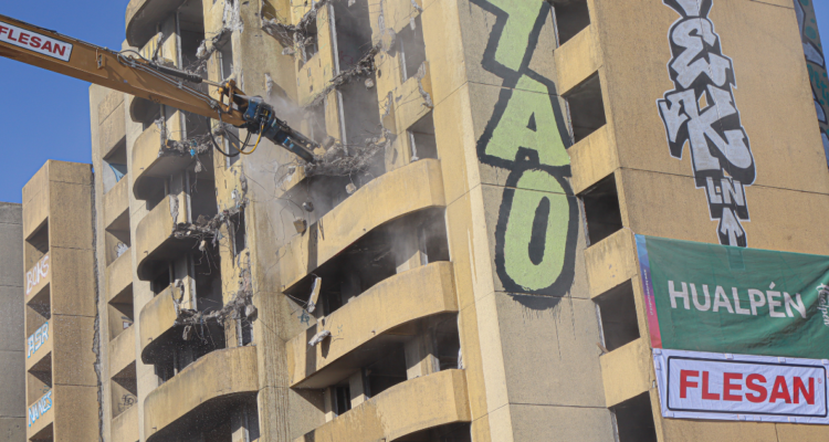 A 15 años de terremoto del 27F: parte demolición del edificio Puerto de Palos en Hualpén