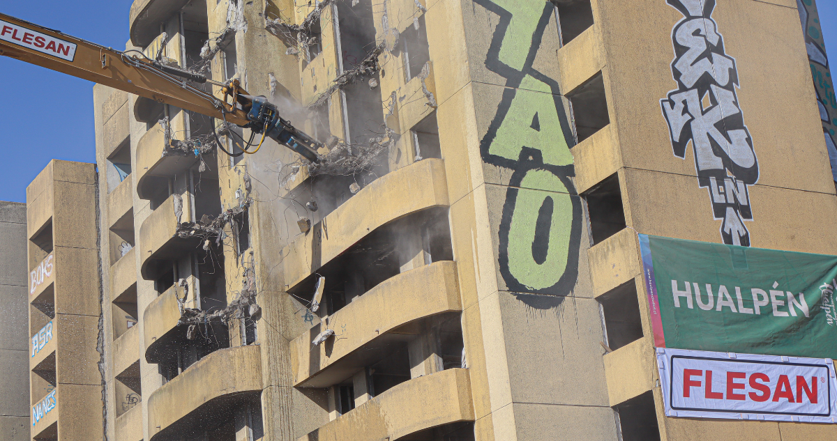 Trabajos de demolición del edificio Puerto de Palos en Hualpén