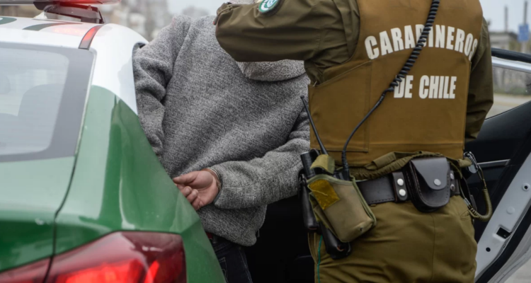 Detienen a hombre en Cerrillos por agredir a expareja: la amenazó y atacó con arma blanca