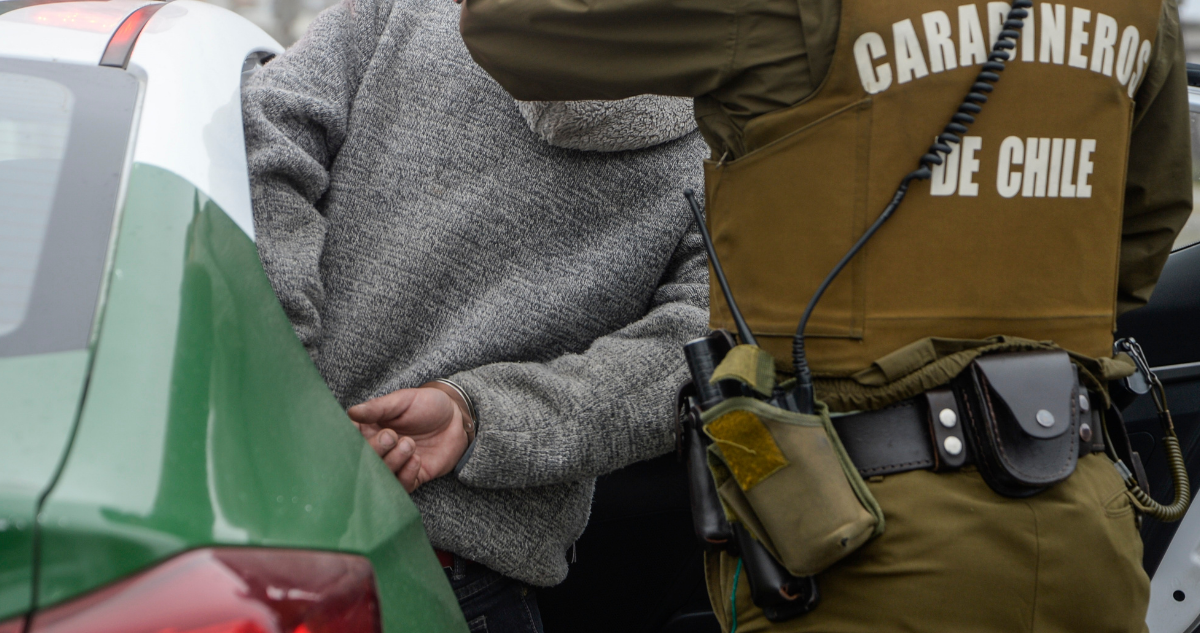 Detienen a hombre que habría golpeado y amenazado con matar a su pareja en Lota