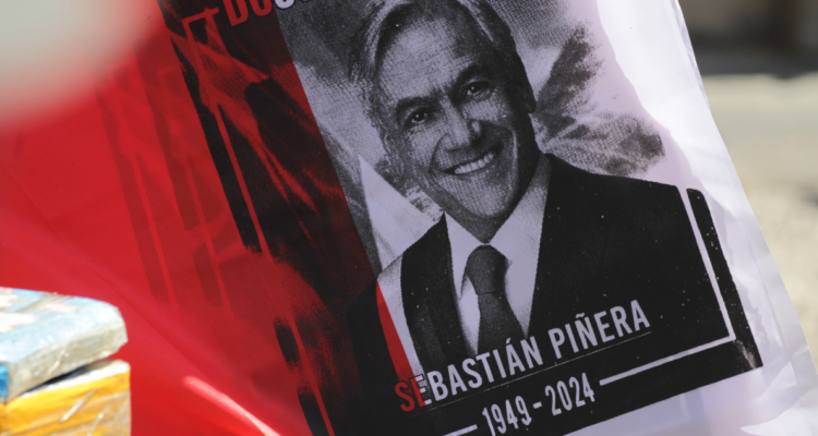 Fotografía de una imagen de Sebastián Piñera el día de su funeral.