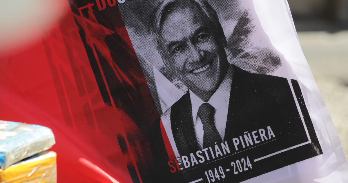 Fotografía de una imagen de Sebastián Piñera el día de su funeral.