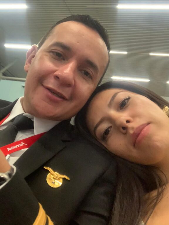 Diego y Linsey se enamoraron a la salida de un vuelo