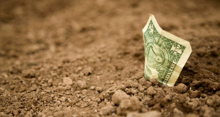 En Portugal la gente está adoptando la práctica de enterrar dinero y la situación ya genera alarmas