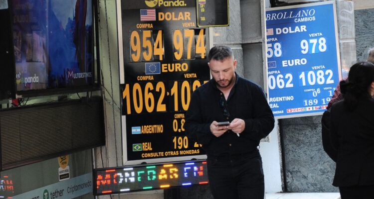 El dólar cae $10 ante factores externos, repunte del cobre y tras datos inflacionarios de Chile