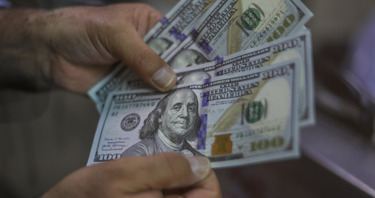 El dólar inicia la semana con ligera alza mientras los mercados siguen atentos las medidas de Trump