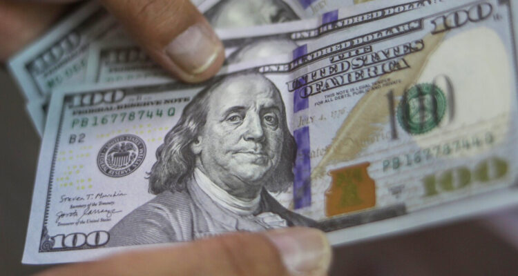 El dólar sufre fuertes pérdidas luego que Trump puso pausa a los aranceles a México y Canadá