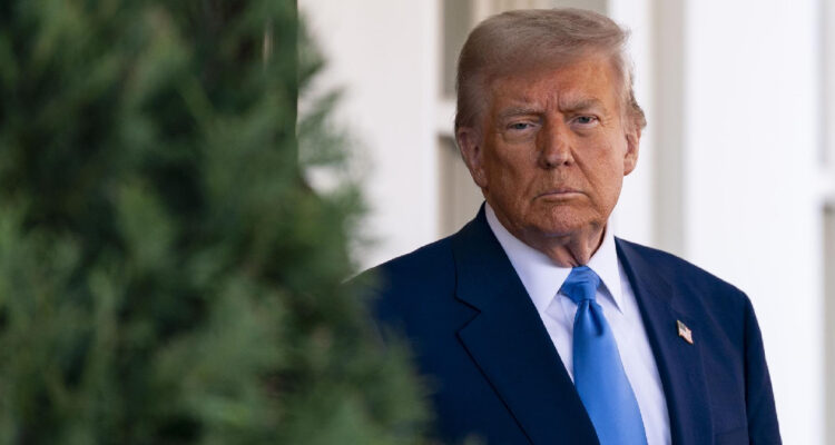 Trump firma su mayor arremetida contra China y pide frenar gastos clave del gigante asiático en EEUU